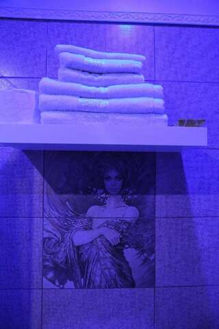 Отели для свиданий Anadi Hotel Boutique Брашов Номер с кроватью размера "queen-size" и гидромассажной ванной-1