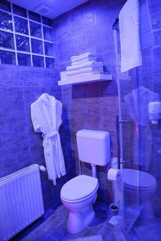 Отели для свиданий Anadi Hotel Boutique Брашов Номер с кроватью размера "king-size" и гидромассажной ванной-1