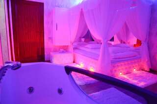 Отели для свиданий Anadi Hotel Boutique Брашов Номер с кроватью размера "king-size" и гидромассажной ванной-3