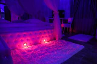 Отели для свиданий Anadi Hotel Boutique Брашов Номер с кроватью размера "king-size" и гидромассажной ванной-4