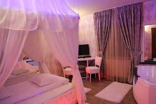 Отели для свиданий Anadi Hotel Boutique Брашов Номер с кроватью размера "king-size" и гидромассажной ванной-6