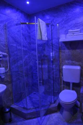 Отели для свиданий Anadi Hotel Boutique Брашов Улучшенный номер с кроватью размера «king-size»-1