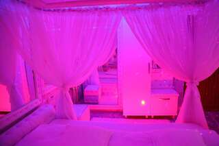 Отели для свиданий Anadi Hotel Boutique Брашов Улучшенный номер с кроватью размера «king-size»-3