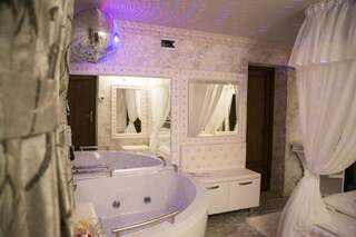 Отели для свиданий Anadi Hotel Boutique Брашов Номер с кроватью размера "queen-size" и гидромассажной ванной-2