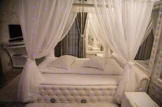 Отели для свиданий Anadi Hotel Boutique Брашов Номер с кроватью размера "queen-size" и гидромассажной ванной-3