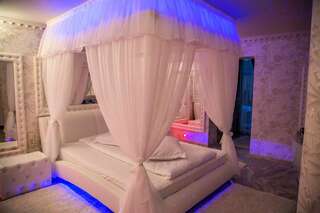 Отели для свиданий Anadi Hotel Boutique Брашов Номер с кроватью размера "queen-size" и гидромассажной ванной-6