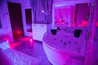Отели для свиданий Anadi Hotel Boutique Брашов Номер с кроватью размера "queen-size" и гидромассажной ванной-5