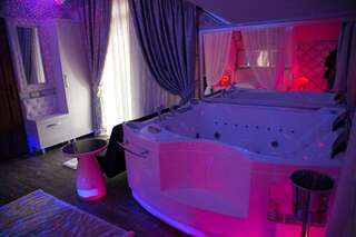 Отели для свиданий Anadi Hotel Boutique Брашов Номер с кроватью размера "queen-size" и гидромассажной ванной-10